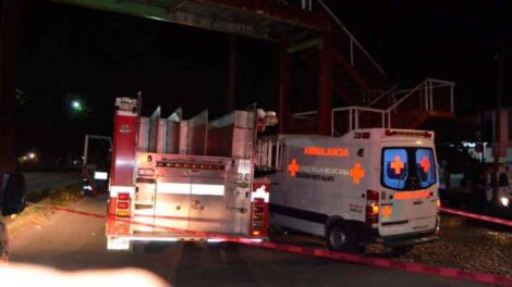 Chocan camión de Bomberos y ambulancia de Cruz Roja