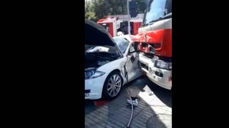 Carro de Bomberos que iba a emergencia impacta con automóvil