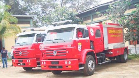 Bomberos reciben cinco camiones cisternas y dos ambulancias