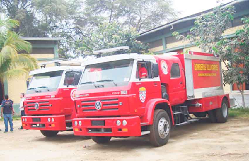 Bomberos reciben cinco camiones cisternas y dos ambulancias