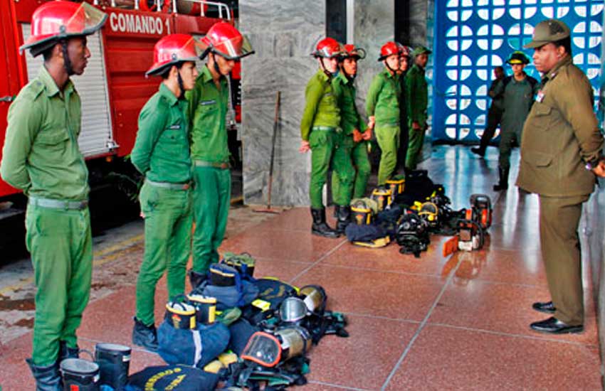 Felicitan a equipo de bomberos voluntarios santiagueros