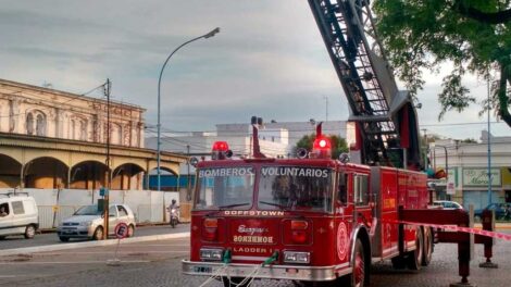 Bomberos practicaron destrezas desde la escalera a 25 metros