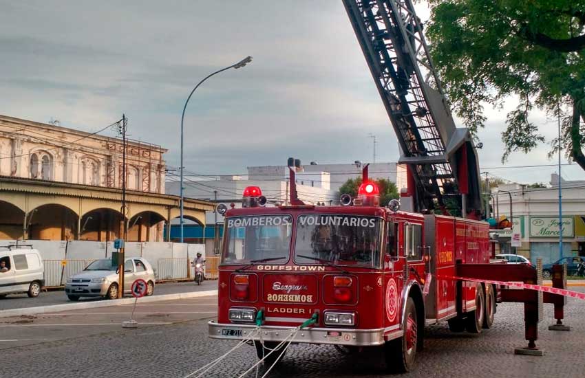 Bomberos practicaron destrezas desde la escalera a 25 metros