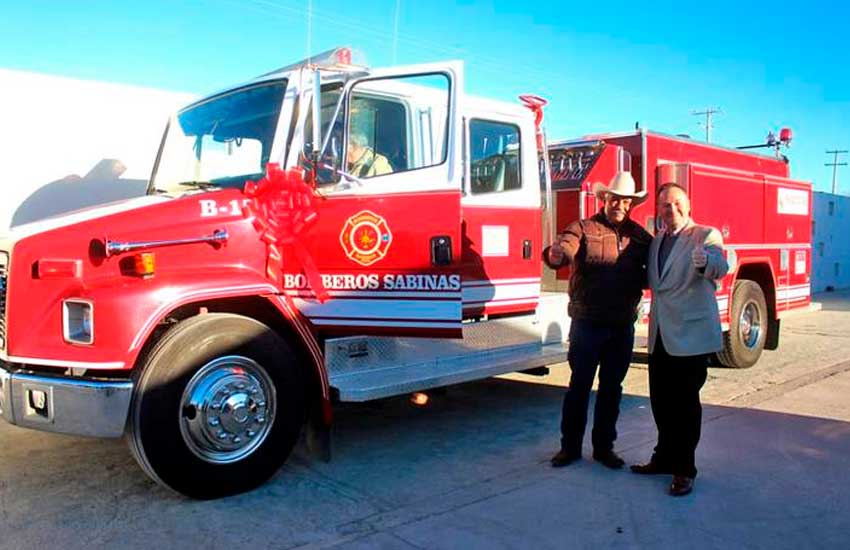 Equipan a los bomberos de Sabinas con camión cisterna