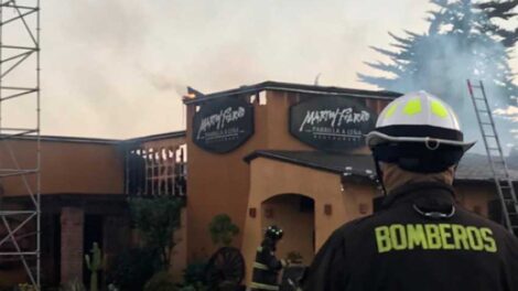 Dos bomberos lesionados tras incendio de restaurante