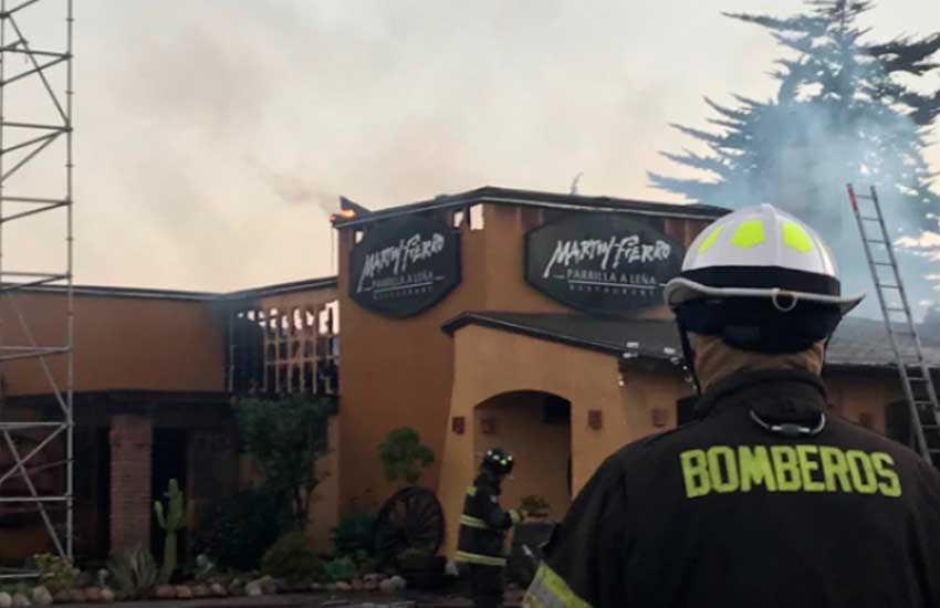 Dos bomberos lesionados tras incendio de restaurante