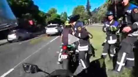 Llegan "a dedo" en moto a emergencia y abren investigación