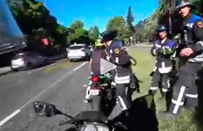 Llegan "a dedo" en moto a emergencia y abren investigación