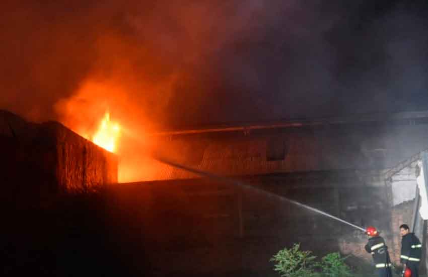 Bomberos controlan incendio de gran magnitud en Asunción