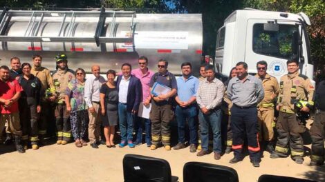 Entrega de un camión aljibe al Cuerpo de Bomberos de Alhué