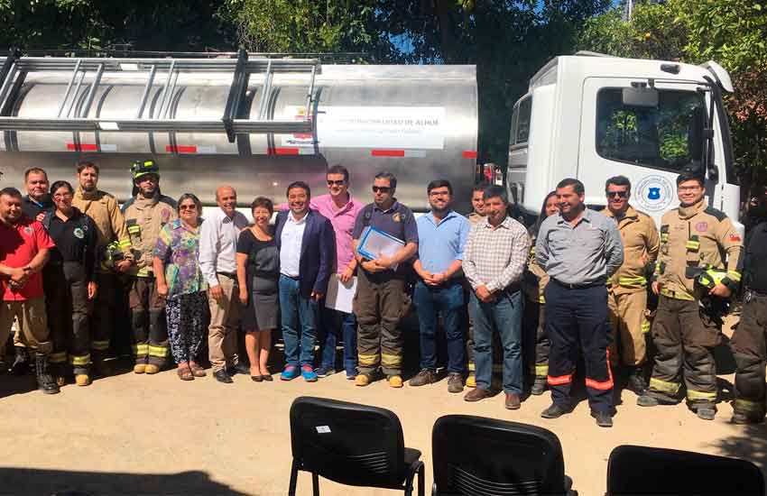 Entrega de un camión aljibe al Cuerpo de Bomberos de Alhué