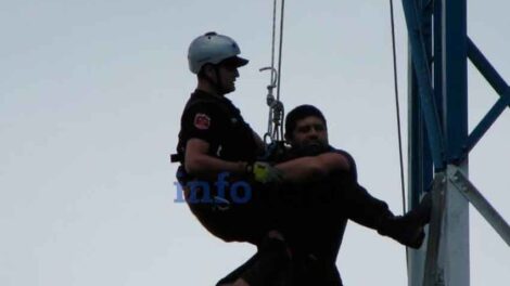 Un bombero amenazó con tirarse desde una antena