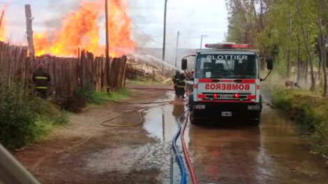 Diez dotaciones de bomberos debieron acudir a un incendio en Plottier