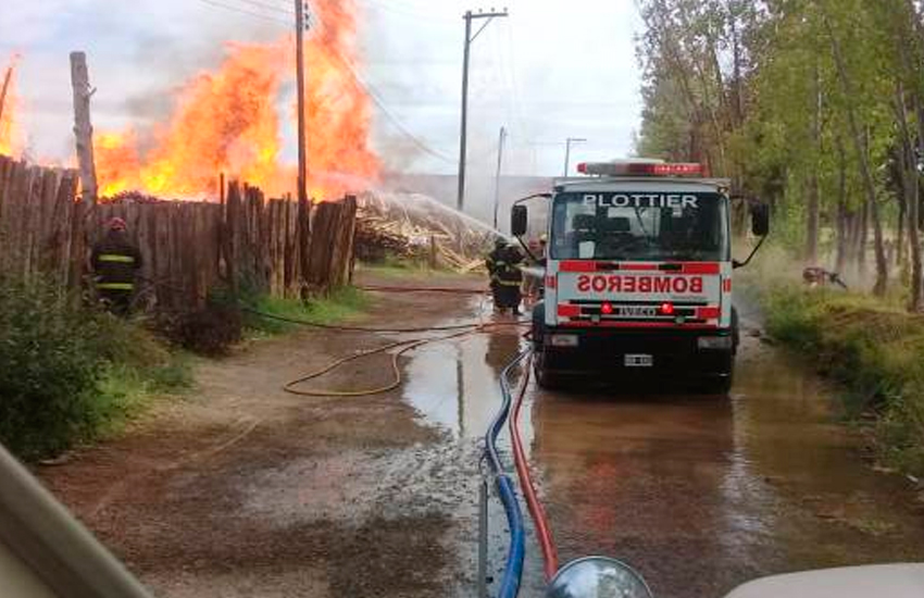 Diez dotaciones de bomberos debieron acudir a un incendio en Plottier