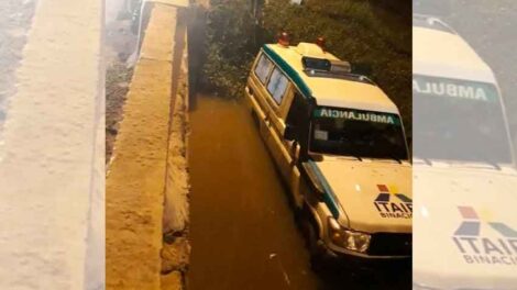 Ambulancia cae al arroyo y deja cuatro lesionados