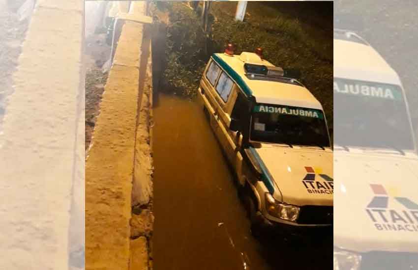 Ambulancia cae al arroyo y deja cuatro lesionados