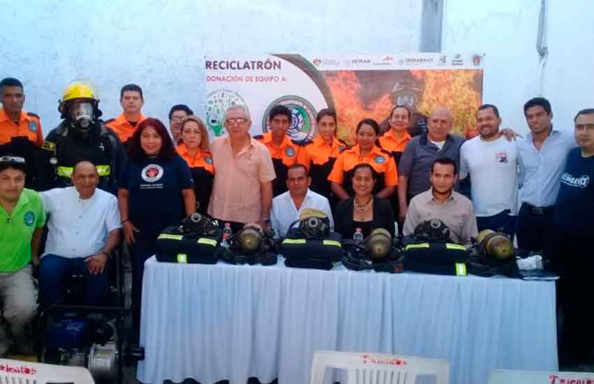 Bomberos  de la Costa Sierra de Michoacán recibe equipamiento