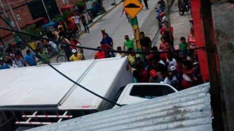 Carro de Bomberos colisiona contra furgón