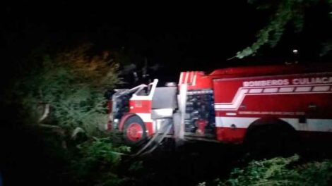 Dos bomberos lesionados en volcadura en Costa Rica