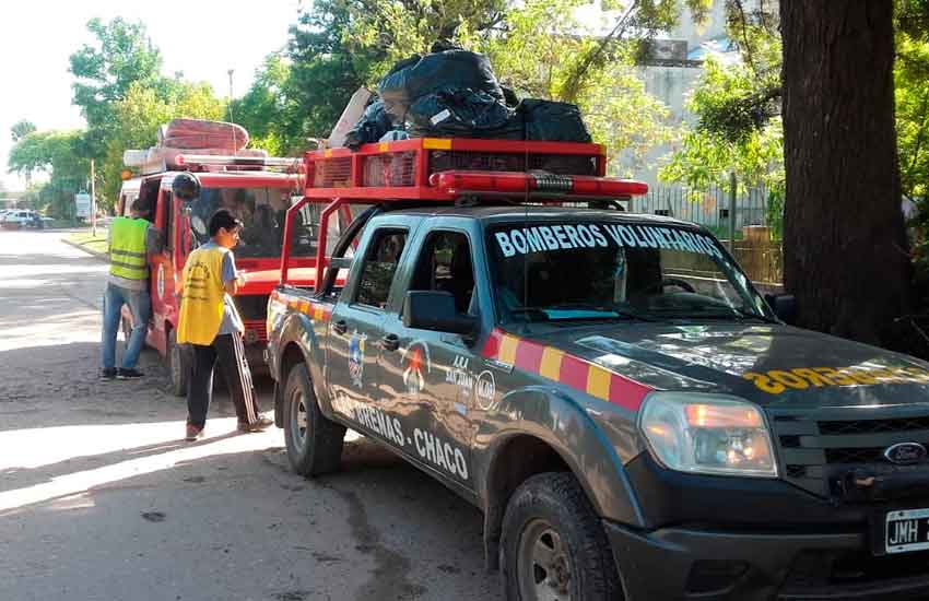 Bomberos asisten a los evacuados por las inundaciones