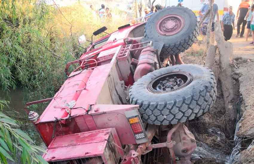 Carro de Bomberos vuelca y deja a 7 voluntarios lesionados