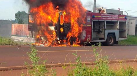 Ardió en llamas Camión de Bomberos de Salto del Guairá