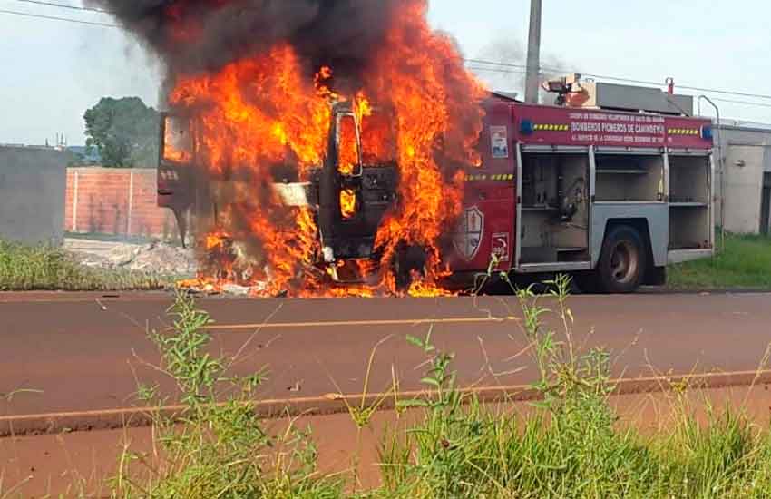 Ardió en llamas Camión de Bomberos de Salto del Guairá