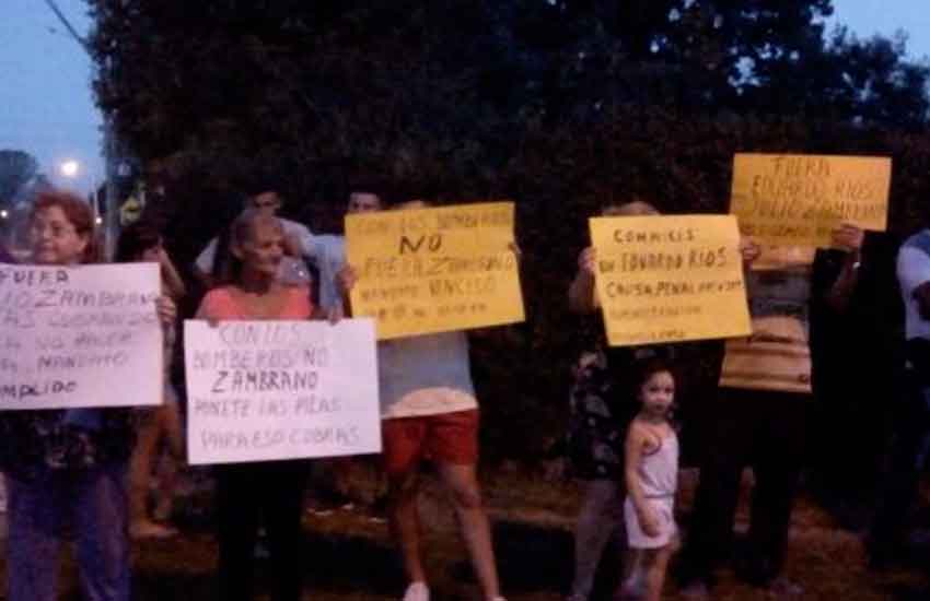 Protesta de vecinos en Bomberos Voluntarios de Del Viso