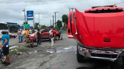 Colisión entre una unidad de Bomberos y un vehículo