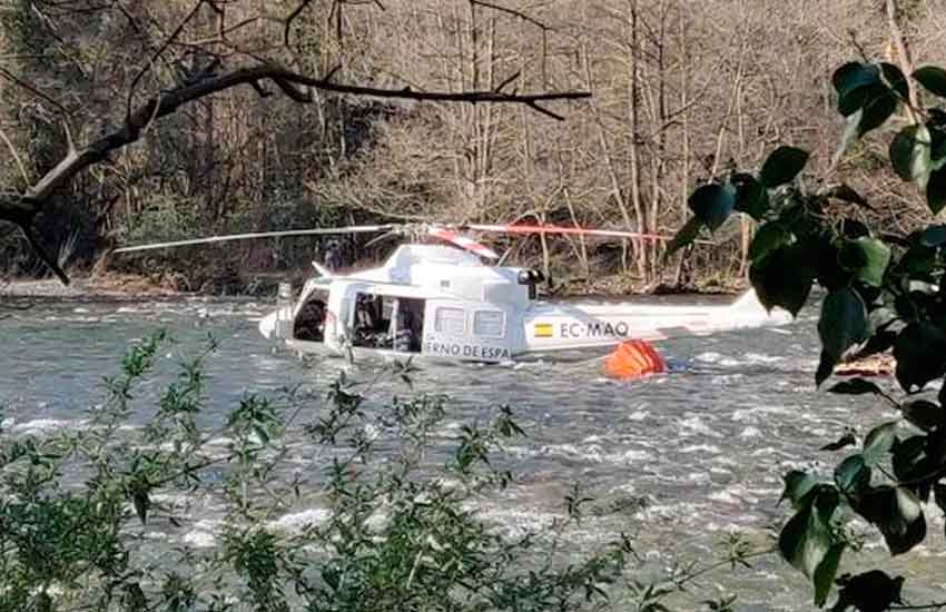 Un helicóptero cae al río cuando apagaba un incendio