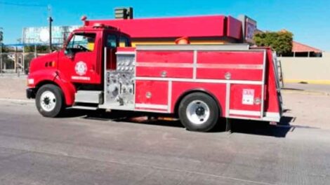 Bomberos choca contra un automóvil sedan cuando iba a un incendio