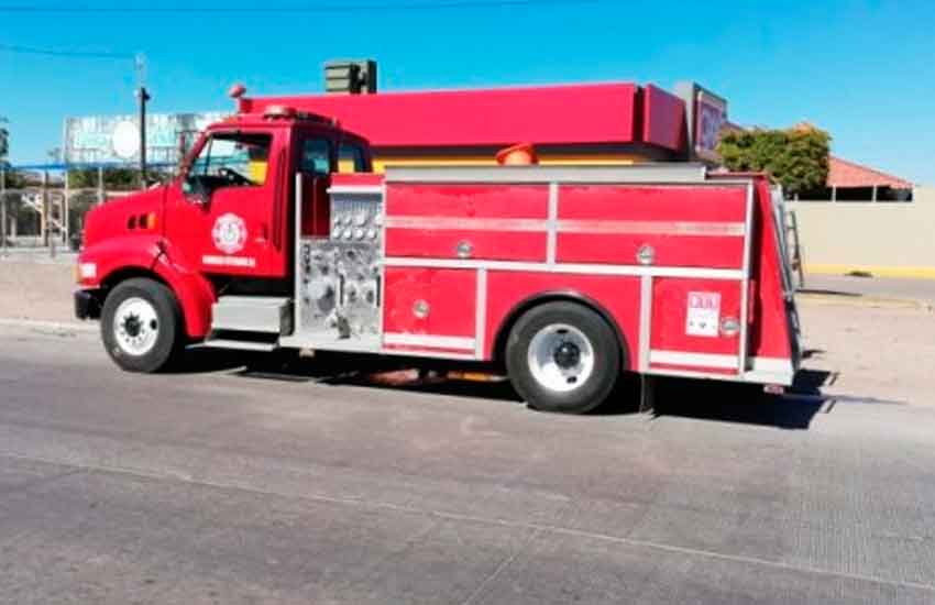 Bomberos choca contra un automóvil sedan cuando iba a un incendio