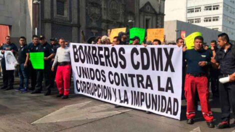 Bomberos marcharon en contra del líder sindical