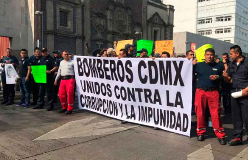 Bomberos marcharon en contra del líder sindical