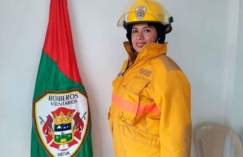 Mujer bombero que es ejemplo de lucha y superación