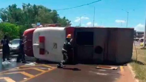 Vuelco de un camión del Cuerpo de Bomberos de Limpio