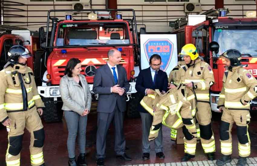 Bomberos de la Región estrenan trajes de última generación