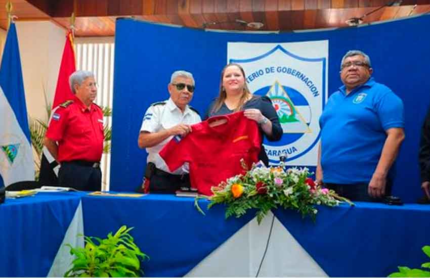 Entrega uniformes al Cuerpo de Bomberos de Nicaragua