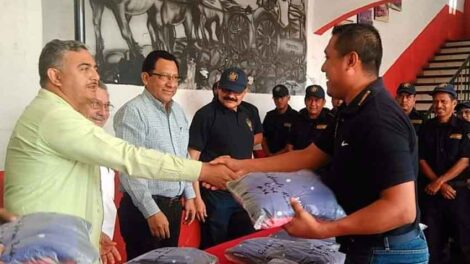 Bomberos de Tapachula reciben uniformes nuevos