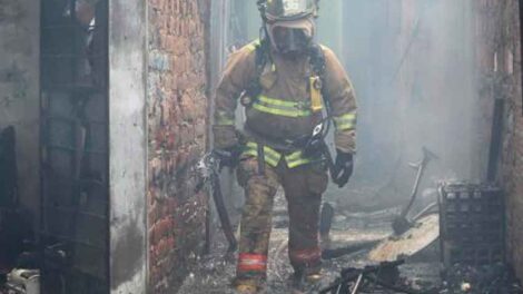 Bomberos enfrentan el fuego con uniformes desgastados