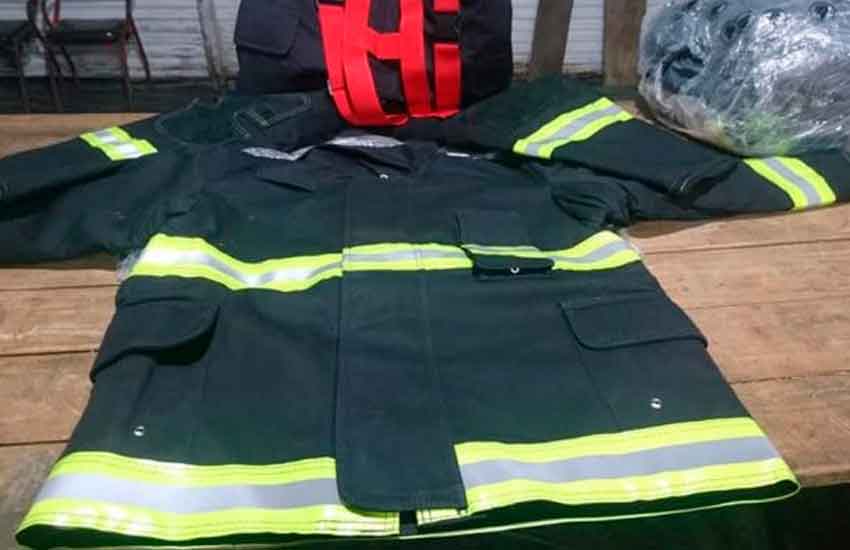 Nuevos trajes para los Bomberos de Santa Regina