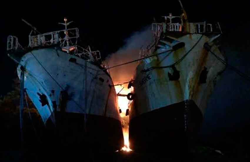 Bomberos lucharon contra incendio en pesquero