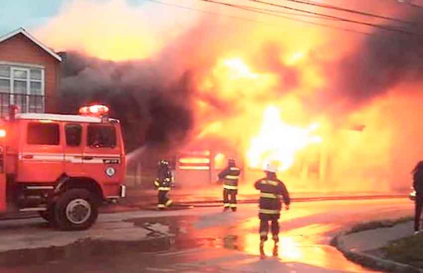 Voraz incendio arrasó con antiguo Supermercado