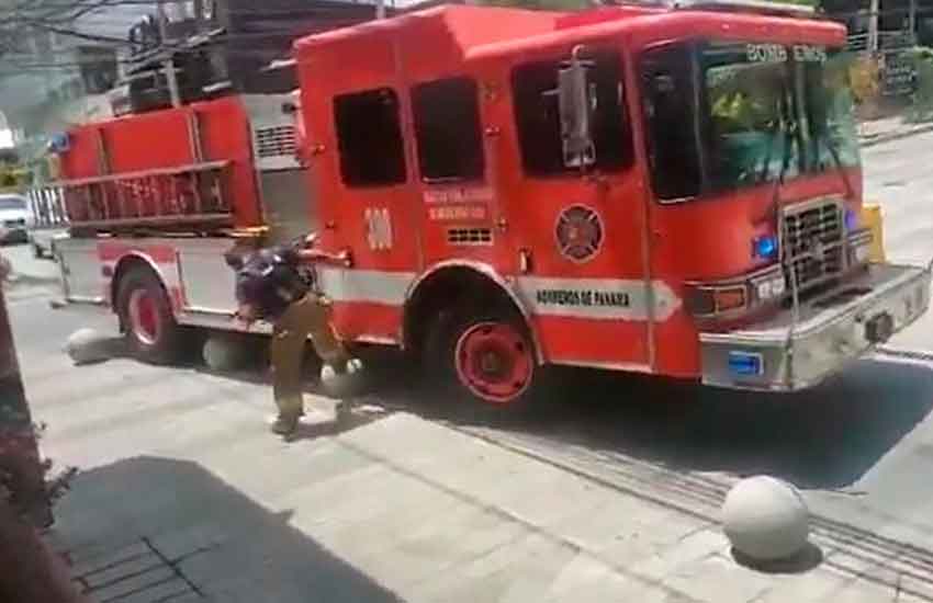 Vehículo de los bomberos se atasca por culpa de bolardos