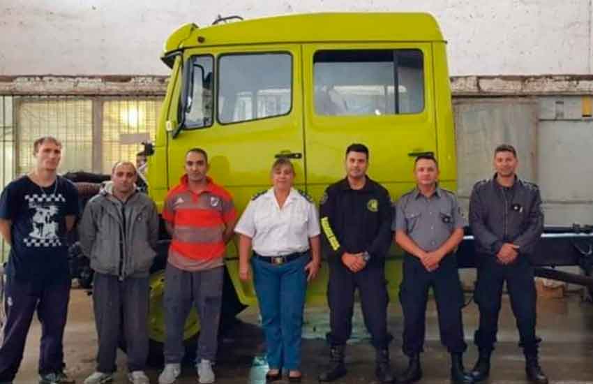 Internos de Batán restauraron un autobomba de Bomberos