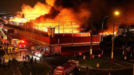 Voraz incendio en empresa pesquera del Callao