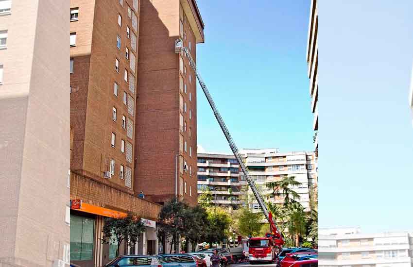 Bomberos estrenan moderno camión con una escalera