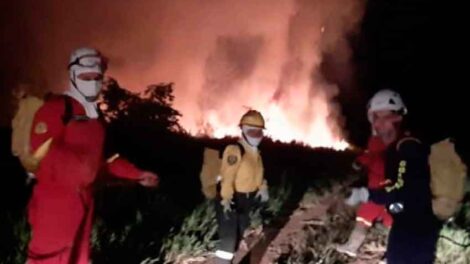 Bomberos con manguera y sin máquina en Miraflores