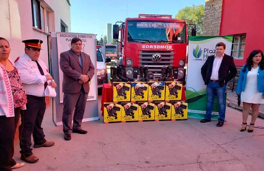 Entrega de indumentaria a Bomberos Voluntarios de Huincul