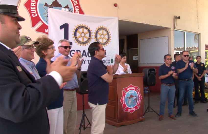 Bomberos de Mazatlán reciben equipamiento y un vehículo